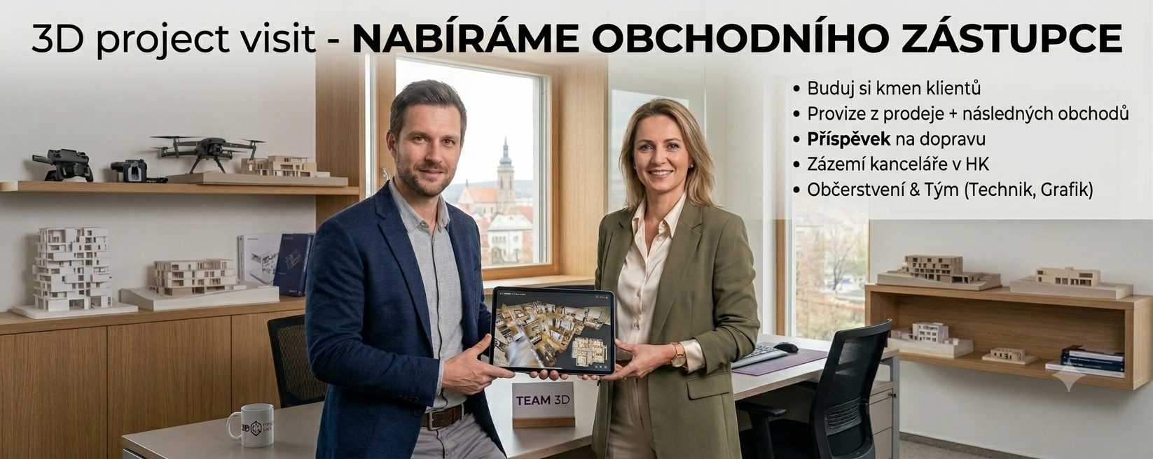Muž v zelené vestě drží dokument a měřicí přístroj před domem s fotovoltaickými panely.